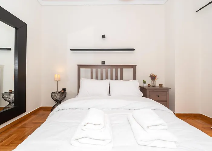 Modern Apartment In Thiseio With Balcony